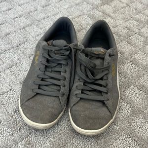 Women’s puma soft foam, suede gray shoes, size 8 1/2